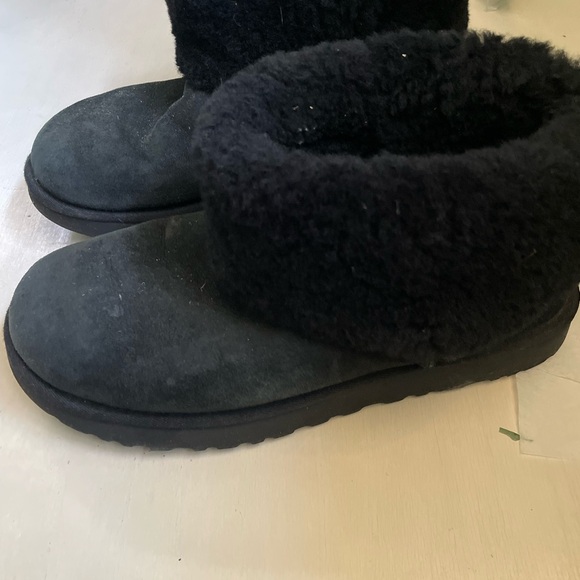 Black Ugg Shearling Lined ankle boot - Picture 2 of 4